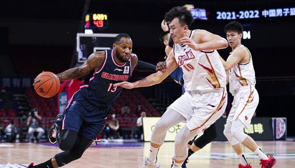 战报湖人20分惨败鹈鹕 詹姆斯34+6老六4抢断锡安26分NBA常规赛继续进行，洛杉矶湖人队（17胜17负）吞下连败。